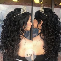 Quiencera Hairstyles Down, Quince Hairstyles For Medium Length Hair, Quince Hairstyles Down, Quince Hair Styles, Quinceanera Hairstyles All Down, Quinceanera Hairstyles With Crown, Sweet 16 Makeup, Quince Makeup