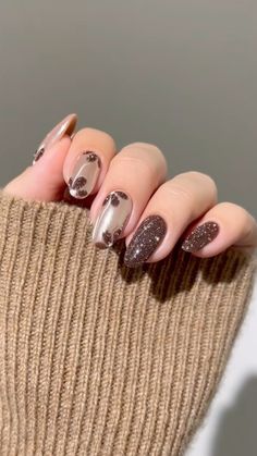 Brown Nail Extensions, Brown Glittery Nails, Glittery Brown Nails, Fall Transition Nail Colors, Glittery Nail Designs, Designs On Nails, Brown Nail Ideas, Nail Shades, Beach Nail