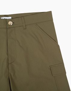 Khaki ripstop cargo shortsStraight cutDouble pockets with quick dry liningEngraved hand-brushed brass button fasteningMade in Bulgaria67% cotton, 33% PolyesterMor is 189cm and wears a size M Cargo Short, Brushed Brass, Cargo Shorts, Quick Dry, Brass, How To Wear