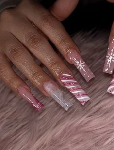 Cute Christmas Acrylic Nails Coffin, Long Square Christmas Acrylic Nails, Medium Nails Christmas, Unique Acrylic Nails Christmas, Christmas Nails Latina, Natural Christmas Nail Designs, Medium Nails Acrylic Christmas