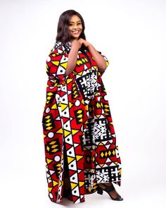 Veste kimono africaine pour femme. Ce kimono africain est tout ce dont vous avez besoin pour avoir l'air instantanément ROYAL et ROYAL. Ce plumeau kimono Ankara peut être porté comme une veste sur un pantalon, une jupe, etc. Vous pouvez vous habiller avec des talons ou avec des sandales ! Pour ajouter un couvre-chef assorti, veuillez utiliser ce lien : https://www.etsy.com/listing/926864873/african-head-wraps-for-women-mudcloth?click_key=649ad669ed551203e8d959db3a194d2bbec801ce%3A926864873&click Kimono Ankara, African Kimono, Ankara Kimono, Oversized Kimono, Blue Contacts, African Head Wraps, Kimono Duster, Women Plus Size, Kimono Jacket