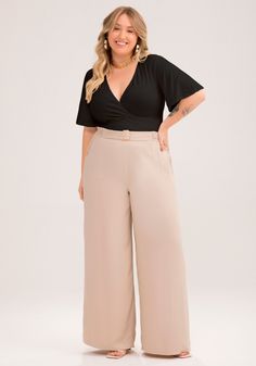 Minimalista, mas com muito estilo, essa blusa em malha viscose é perfeita para compor looks incríveis. Com decote transpassado e mangas flare, ela traz delicadeza e valoriza o corpo. Combine com jeans e acessórios para um visual despojado.-Confeccionada em Malha Viscose com Elastano: toque macio, leve, não amassa, não desbota e proporciona sensação de conforto e frescor-Modelagem justa ao corpo-Decote transpassado-Mangas curtas tipo flare/sino-Coleção Florescer Looks Plus Size Festa, Big Size Dress Mothers, Big Size Dress Casual, Plus Size Elegant Dresses, Plus Size Looks, Big Size Dress, Timeless Outfits, Formal Style