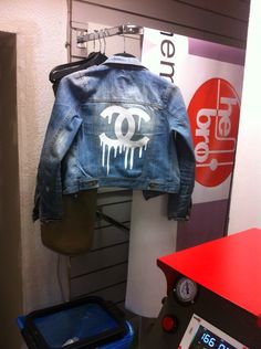 Channel Clothes, Jean Jacket Design, Reworked Clothes, Unique Jeans, Custom Jean Jacket, Painted Clothes Diy, Diy Denim Jacket, Hand Painted Denim Jacket, Nike Fashion Shoes