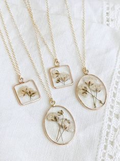 Dried Flowers Jewelry, Dried Flower Resin Jewelry, Dainty Handmade Jewelry, Resin Necklace Ideas, Jewelry Business Ideas, Small Business Jewelry, Resin Jewlery, Spring Jewelry Trends, Custom Silver Jewelry