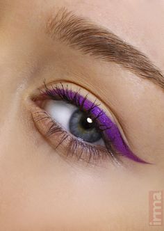 Eyeliner Inspiration, Color Liner, Autumn Makeup, Purple Stuff, Colored Eyeliner, How To Apply Eyeliner, Winged Liner