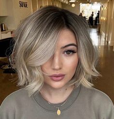 Choppy Bob Ashy Blonde Balayage Blonde Shadow Root Short Hair, Heavy Blonde Highlights On Brown Hair Short, Soft Effortless Bronde, Ash Blonde Balayage On Short Hair, Short Bob Blonde Balayage, Balayage Hair Blonde Bob, Blonde Bob Dark Roots, Dark Blonde Balayage Short, Blonde Balayage Bob Short