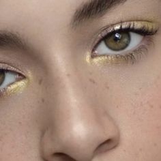 Gold Eye Makeup Asian, Eyeliner Using Eyeshadow, Small Eye Makeup Looks, Simple Eye Looks, Makeup For Soft Features, Fun Eyeshadow, Makeup Easy, Makeup Tut, Gold Makeup