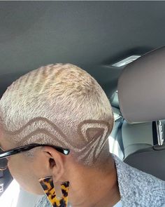 FOLLOW@PINDISCOVERY Short Bleached Hair, Short Platinum Blonde Hair, Short Hair Designs, Shaved Hair Cuts, Short Shaved Hairstyles