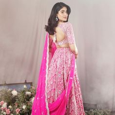 Top 9 Lehenga Trends We Saw At The Ambani Wedding! #shaadiwish #indianwedding #akashambaniwedding #akkustoletheshlo #janhvikapoor #manishmalhotra Backless Lehenga, Lehenga Poses, Ambani Wedding, Desi Couture, New Lehenga, Wanderlust Fashion, Sabyasachi Bridal