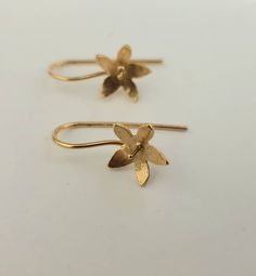 Gold flower earrings, delicate and beautiful, designed to be the perfect tiny flower earrings. Handmade, small and lightweight on the ear, perfect girls earrings. The gold flower earrings are available both in 14k gold plating and sterling silver Can be decorated with a tiny pearl if you wish as you can see in the first and last photo. Just make your choice at checkout. Great birthday present Available both as studs or drop earrings Dimensions: Flower size - 7mm Drop length - 2 cm To see these e Moonstone Earrings Gold, Small Flower Earrings, Gold Flower Earrings, Green Amethyst Earrings, Moonstone Drop Earrings, Earrings With Pearls, Bat Mitzvah Gifts, Flower Drop Earrings, Silver Flower Earrings