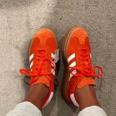 Orange Trainers Outfit, Orange Adidas Shoes, Adidas Samba Orange, Orange Sambas, Colorful Sambas, Orange Sneakers Outfit, Adidas Gazelle Orange, Cool Sneakers Women, Orange Gazelle