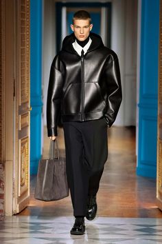 Valentino Fall 2024 Menswear Fashion Show | Vogue Fw24 Menswear, Black Jacket Outfit, Valentino Menswear, Vogue Men, Runway Fashion Couture, Mens Luxury Fashion, Valentino Men