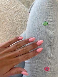 Summer nails, teddy couch, flower pants, clean nails, clean girl aesthetic, jeans, couch boucle, nails for summer, summer nails inspo, pink nails, bubbelgum nails, pink bubbelgum nails, white wash jeans, embroyerd jeans, flowers, clean manicure, russian manicure, baby rubberbase, baby nails, baby the gel bottle, fresh nails Short August Nails, Summer Nails Basic, Fresh Summer Nails, Plain Summer Nails, Teddy Couch, Manicure Russian, Bubble Gum Pink Nails, Nails Inspo Pink, Nails Clean Girl