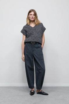 Our new jeans style in a relaxed fit with workwear-inspired details. The leg width can be adjusted using press studs. Made from strong and authentic denim (13 oz.) in a dark grey wash. Made in Italy from pure organic cotton and part of our A BETTER BLUE eco denim line.  #closedofficial New Jeans Style, Relaxed Jeans, Grey Wash, Press Studs, Jeans Style, Dark Grey, Work Wear, Organic Cotton, In Italy