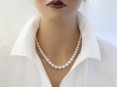 This simple Swarovski pearl necklace features graduated pearls ranging in size from 6mm up to 10mm. Measures 17 inches in length + a 2 inch extender chain. Items arrive in a beautiful hand decorated gift box. Ready to ship in 3-5 business days. To view the coordinating earrings: https://www.etsy.com/listing/228938798/swarovski-pearl-studs-bridesmaid-gift?ref=shop_home_active_18 Simple Wedding Necklace, Business Casual Jewelry, Wedding Necklace Simple, Wedding Necklace Pearl, Pearl Necklace Simple, Pearl Necklace Classic, Vintage Bridal Necklace, Women Business Casual, Graduated Pearl Necklace