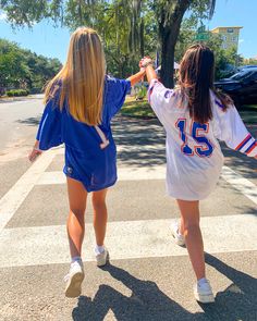 Jersey Night Theme Outfit Football, Jersey Spirit Week Outfit, Gameday Jersey Outfit Football, Gameday Jersey Outfit, Jersey Day Outfit, Sports Jersey Aesthetic, Gator Tailgate Outfit, Jersey Night Theme Outfit, Jersey Pictures Photo Ideas