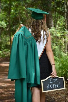 Senior Year Pictures, Graduation Pic Ideas, Cap And Gown Pictures, Gown Pictures, Graduation Photography Poses, Graduation Poses, Graduation Picture Poses, Graduation Photography, Graduation Photoshoot