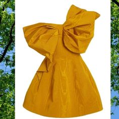 $4,990 New W Tag Oscar De La Renta Honey Bow Yellow Cocktail Dress 10 L New With Tag Pre Fall Pristine Condition Sold Out In Retail Stores $3,990.00 Donned By Hollywood Actress Florence Pugh During Oscar Season, This Vibrant Honey-Hued Dress Features A Statement Bow At The Front - Exuding The Timeless Elegance With Feminine Flair For Which Oscar De La Renta Is Known. - Just Stunning!!! Oscar De La Renta Runway - Silk Lined Dress - A Beautiful Piece Of Art - Like Fine Poetry!!! From Resent Pre Fa Formal Yellow One-shoulder Dress, Yellow A-line Mini Dress For Party, Yellow One-shoulder Mini Dress For Cocktail, Yellow One-shoulder Cocktail Mini Dress, Yellow One Shoulder Cocktail Mini Dress, Yellow A-line Cocktail Dress, Spring Gold Silk Mini Dress, Gold Silk Mini Dress For Spring, Yellow Summer Dresses For Formal Occasions