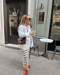 | spring outfit, pregnancy look, pregnant style, baby bump style | Street Maternity Style, Jeanne Damas Pregnancy Style, Blazer Pregnancy Outfit, Corporate Maternity Outfits, Spring Outfits Pregnant, Pregnant Street Style Summer, French Pregnancy Style, Pregnancy Travel Outfit