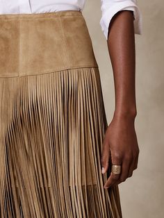 Western Glam Outfit, Fringe Skirt Outfit, Gold Street Style, Suede Fringe Skirt, Fringe Clothing, Looks Country, Birthday Fashion, Glam Outfit, Boho Chic Outfits