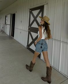 insta: jourdansloane Cowboy Girl Aesthetic, Cowboy Girl Outfits, Cowgirl Boots Outfit Summer, Summer Hamilton, Ranch Outfits, Jourdan Sloane, Summer Boots Outfit, Foto Cowgirl, Classy Cowgirl