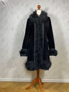 Beautiful velvet coat trimmed with faux fur and embroidered ribbon, beautifully finished and so cute. The coat is in excellent condition, no damage, clean, fragrant, ready to wear. The coat is fastened with claps. There are no two rings for the top two hooks. Beautiful classic, soft to the touch. Size M Dimensions: sleeve from the collar:75 cm sleeve from the armpit:45 cm in bust 2x 48cm in waist: 2x 46cm in hips: 2x 52cm length:90 cm Winter Fur Coat With Feather Trim And Long Sleeves, Long Fur Coat With Feather Trim For Winter, Long Sleeve Fur Coat With Feather Trim For Winter, Winter Long Coat With Feather Trim, Long Winter Fur Coat With Faux Fur Trim, Winter Long Fur Coat With Feather Trim, Hippie Jacket, Moodboard Inspiration, Style Moodboard