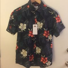 Flower Short Sleeve Button Down. Size Medium! Slim Fit! New!! Never Been Worn. Fitted Button-up Hawaiian Shirt For Vacation, Black Hawaiian Shirt With Button Closure For Summer, Fitted Short Sleeve Hawaiian Shirt, Black Collared Summer Shirt, Black Collared Shirt For Summer, Black Floral Print Shirt For Summer, Spring Hawaiian Shirt With Buttons, Black Summer Button-up Top, Summer Black Button-up Top