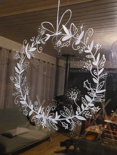 Window Xmas Painting, Posca Christmas Window Art, Christmas Mirror Drawings, Window Christmas Decor Ideas Drawing, Winter Window Display Ideas, Christmas Glass Painting Ideas Window, Christmas Storefront Window Painting, Glass Painting Christmas Ideas, Christmas Drawings On Windows