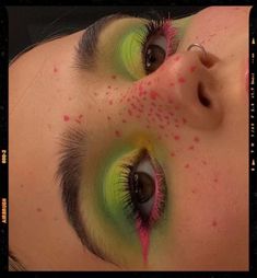 Eyeshadow For Pink Hair, Pink And Green Eyeliner, Pink To Green Hair, Green Pink Eyeshadow, Graphic Eyeshadow Looks, Cute Green Makeup, Green And Red Makeup, Green Alt Makeup, Pink And Green Makeup Looks