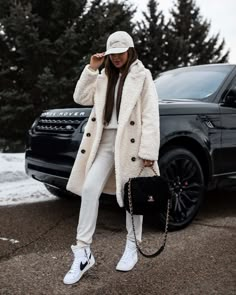 High Tops Women Outfit, Sneakers In Winter Outfit, High Top White Sneakers Outfit, High Top Nikes Womens Outfit, Puma High Top Sneakers Outfit, White Nike High Tops Outfit, White Sweatsuit Outfits Women, High Top Outfit Women, Winter Outfit With Sneakers