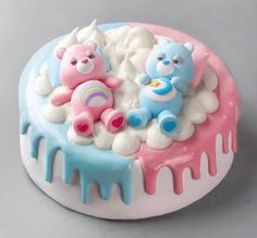 there is a cake with two bears on it