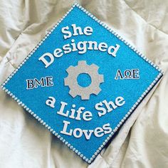 a blue graduation cap that says she designed a life she loves