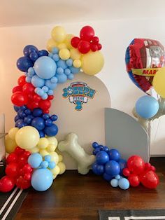 balloons are arranged in the shape of a arch