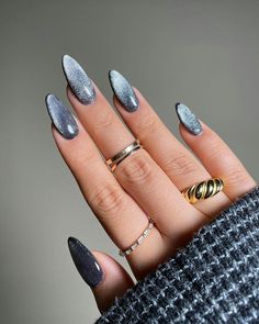 Velvet Nails Ideas To Try Out The Luxe Manicure Trend Black Chrome Nails, Cat Eye Nails Polish, Kutek Disney, Unghie Sfumate, Eye Nail Art, Velvet Nails, Trend 2023