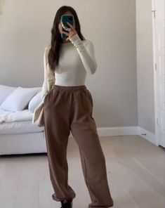 Sweatpants Turtleneck Outfit, Turtle Neck Inspo Outfit, Styling Brown Sweatpants, Brown Lounge Pants Outfit, Cute Winter Outfits Sweatpants, Neutral Sweatpants Outfit, Outfits With Tan Sweatpants