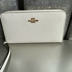 Coach Wallet Excellent Condition Bags Coach, Coach Wallet, Coach Bags, Wallets, Color White, Bag Lady, Wallet, Women Shopping, White