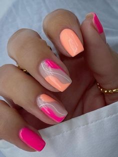 The best coral nail designs! Sharing the trendiest coral nails and colors in all shapes, lengths, and finishes. Uñas Color Coral, Ombre Nail Design, Coral Nails With Design, Unghie Sfumate, Coral Nails, Cute Simple Nails, Simple Gel Nails, Summery Nails