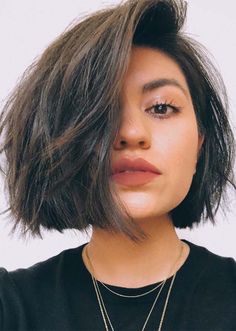 Ladies are you searching for best bob cuts for more elegant personality nowadays? Here you may find so many amazing styles of thick soft blunt bob haircuts for amazing hair looks in 2019. V Cut Hair, Tomboy Hairstyles, Hairstyle Inspiration, Short Hair Styles For Round Faces, Short Bob Haircuts, Penteado Cabelo Curto, Undercut Hairstyles, Trending Haircuts, Short Hair Haircuts