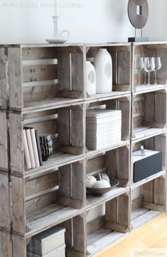 an image of a wooden shelf with crates on it and the caption is in german