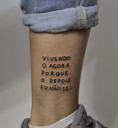 a person with a tattoo on their leg that says, vivendo agora porque o depois eiumos sei