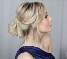 This creamy blonde w natural roots highlights!! Peinado Natural, Dinner Hair, Soft Updo, Nice Makeup, Simple Updo, Side Bun, Formal Hairstyles For Long Hair, Bridesmaids Hair