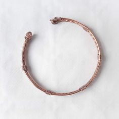 Man bracelet made with braided copper wire and hammered. Your partner's birthday is coming up and you don't know what to give him? Do you want to give a special gift to a family member or friend this Christmas? I propose this elegant and original bracelet. This bracelet has been designed and handmade by me with 1.5 mm copper wire. I braided 3 copper wires which I then forged and moulded to create a copper bracelet for a heavy but comfortable man. I have also aged the bracelet to highlight the wr Hair Ornaments Wedding, Rustic Bracelet, Man Bracelet, Wire Wrap Bracelet, Hammered Bracelet, Custom Bracelet, Copper Style, Wire Wrapped Bracelet, Hair Slide