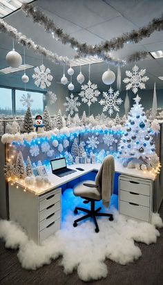 Winter Wonderland Office Ideas, Christmas Theme Office Desk, Work Christmas Decor Ideas, Christmas Desk Competition, Christmas Office Decorations Contest, Christmas Decor Idea For Office, Cubicle Decor Christmas Office, Fun Christmas Ideas For Work, Cubicle Christmas Decorations Office