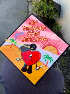 a person wearing a graduation cap that says on verano con diploma in spanish