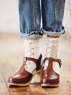 Cindy Clog Ok, these are the cutest shoes ever. I love them with the socks and jeans. Thick Heel Shoes, Clogs Style, Walk In My Shoes, Cute Heels, Free People Shoes, Socks And Sandals