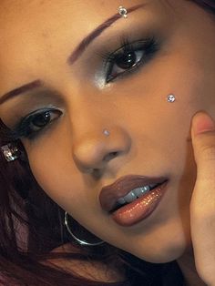 2000s Style Makeup, Y2k Fashion Early 2000s Makeup, Y2k Makeup Colorful, Y2 K Makeup, Y2k Makeup Eyeliner, 2000 Trashy Makeup, Make Up Ideas Y2k, Trashy Y2k Eye Makeup, Y2k Black Eyeshadow