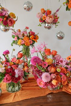 a table full of pink and orange flower arrangements with disco mirror balls 2023 Friends, Soft Sunset, Orange And Pink Wedding, Wedding Retro, Boda Mexicana, Bright Wedding, 65th Birthday, Sunset Wedding, Wedding 2024