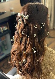 Latest hairstyles for brides Haldi Hairstyle, Flowers In Her Hair, Long Hair Wedding Styles, Indian Bridal Hairstyles