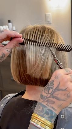 Kort Page, Point Cut Hair, Crosses Crafts, Thick Hair Bob Haircut, Short Textured Bob, Highlight Ideas, Point Cut, Damage Hair, Hair 2024