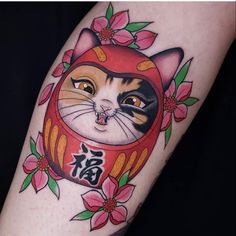 a close up of a cat with flowers on it's leg and the words written in chinese